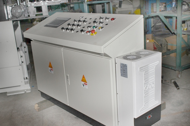 Разница между сервопитателем &laquo;3 в одном&raquo; и разделенной линией штамповки